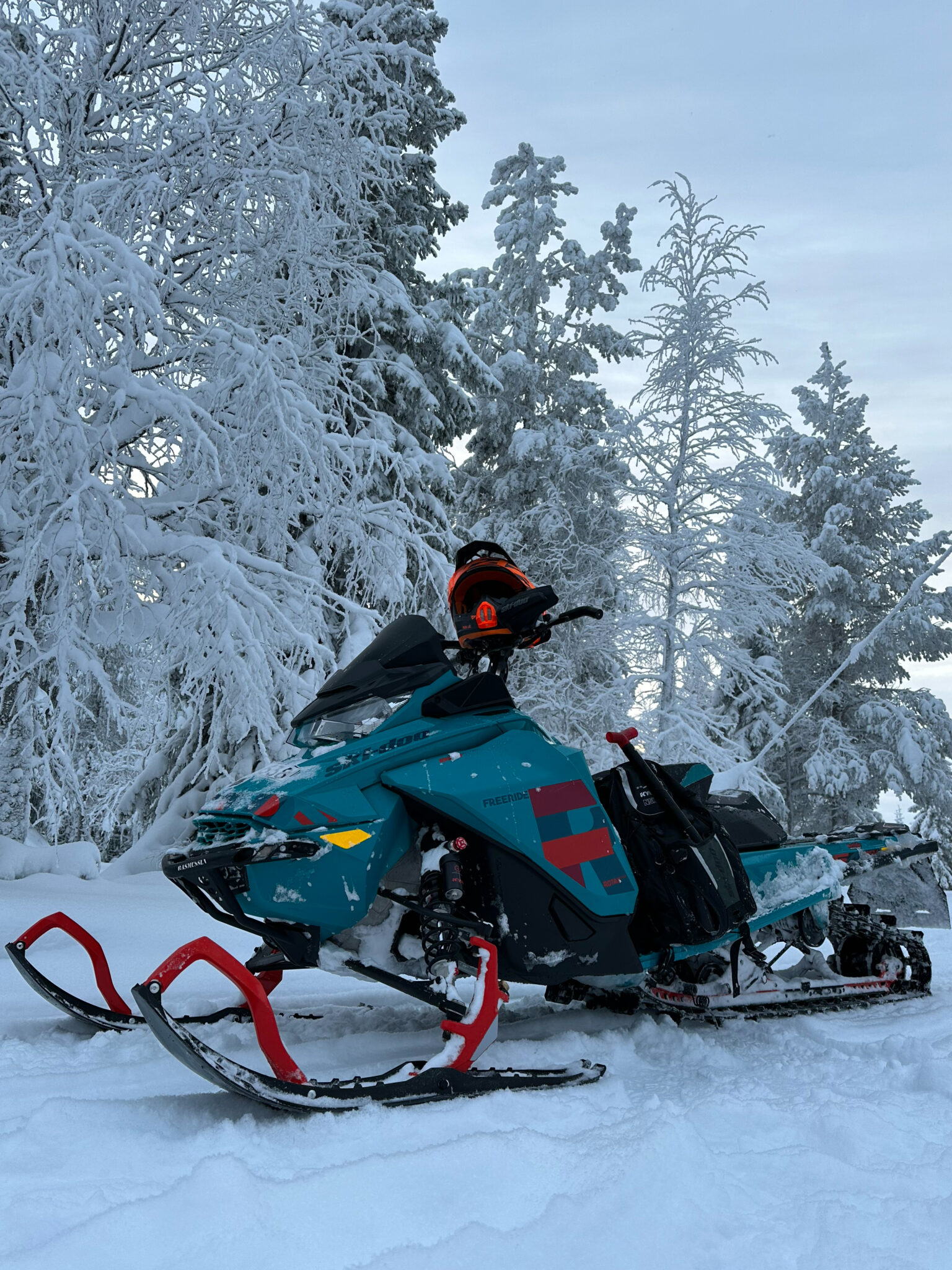 Schneemobil Skidoo Freeride 850 während einer Schneemobiltour in Norrbotten schwedisch Lappland. Akkavare.