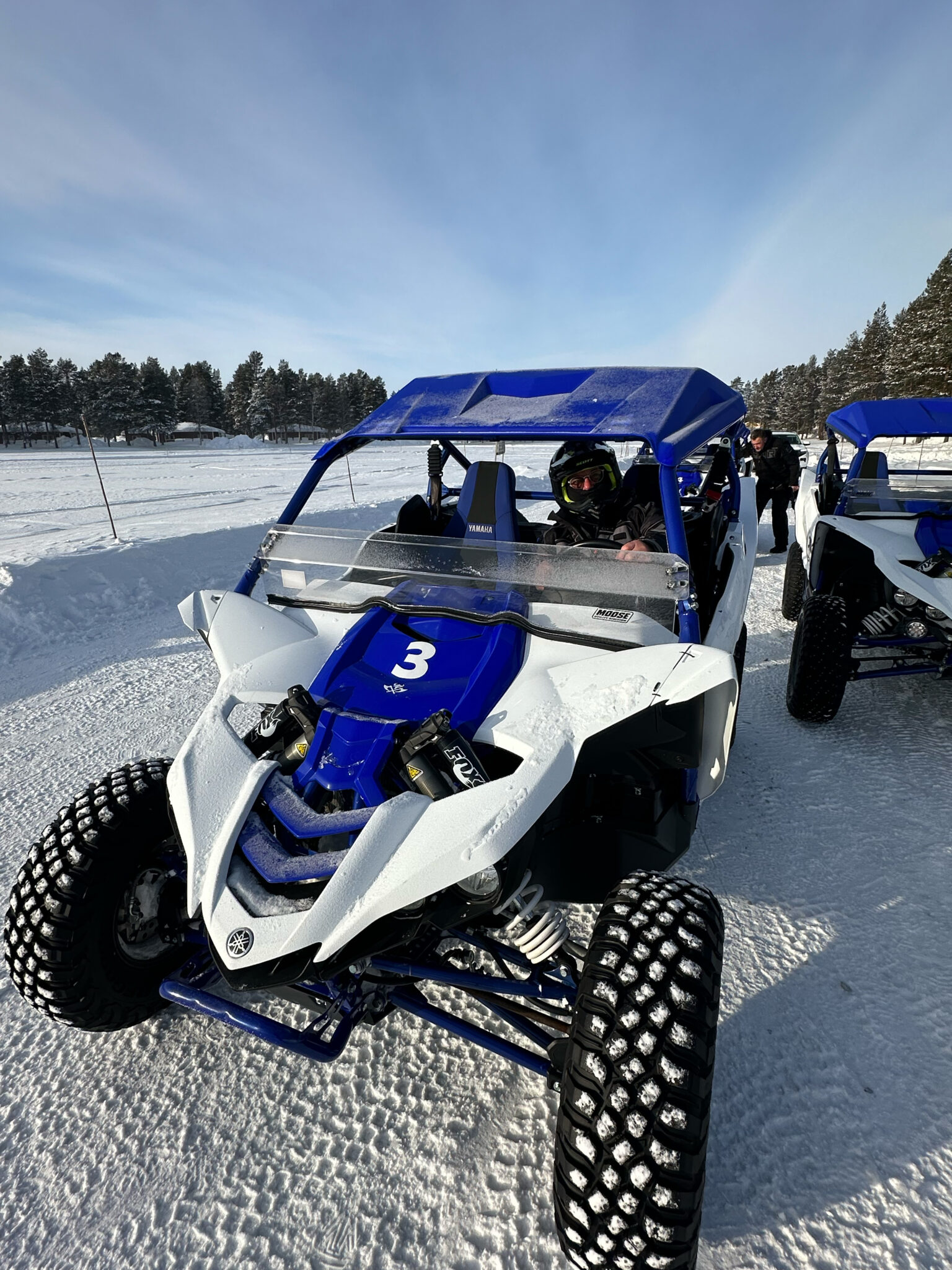 Side by Side Buggy fahren auf einem Eissee.