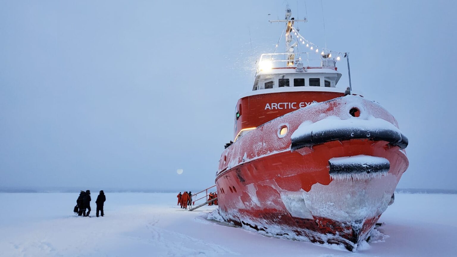 Eisbrecher in der Ostsee im Eis. Icebreakertour in Schweden.