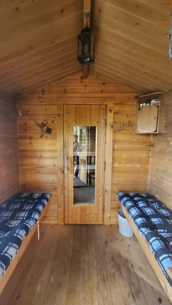 Innenraum einer klassischen Schwedensauna. Ideal nach einer Schneemobiltour in Norrbotten schwedisch Lappland.