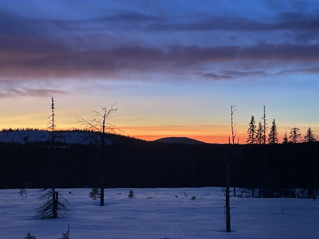Sonnenuntergang in der Region Norrbotten in schwedisch Lappland.