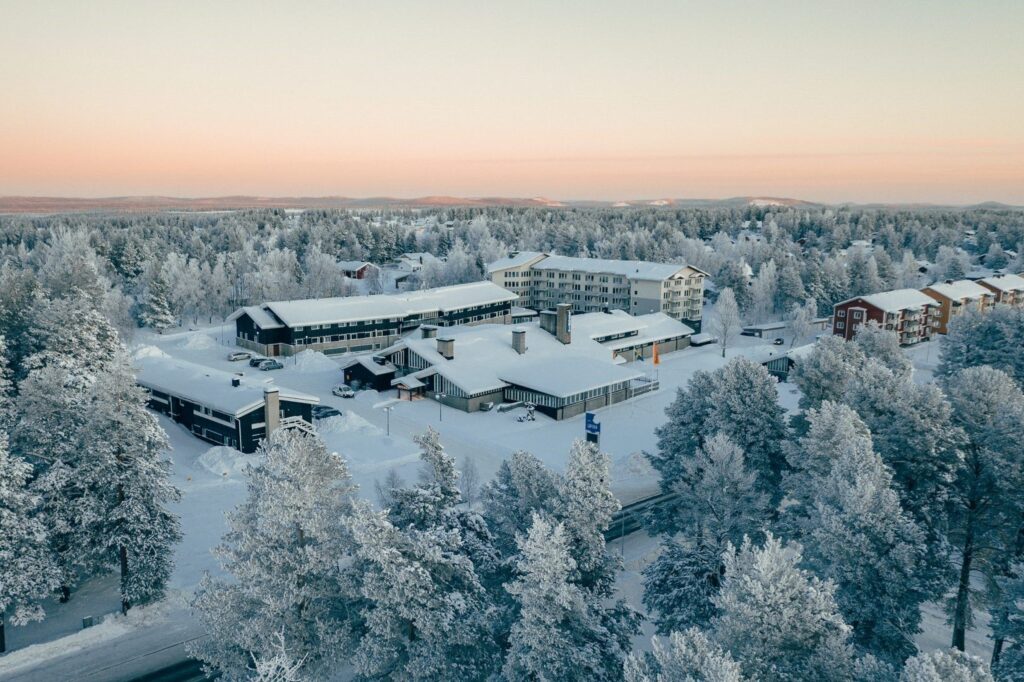 Verschneites Hotel Laponia im Winter aus der Luft zu sehen.