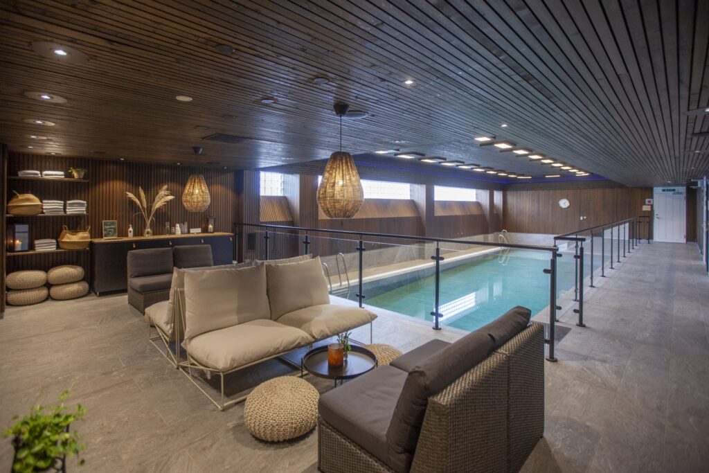 Pool und Sitzgruppe im Wellnessbereich des Hotel Laponia in Arvidsjaur.