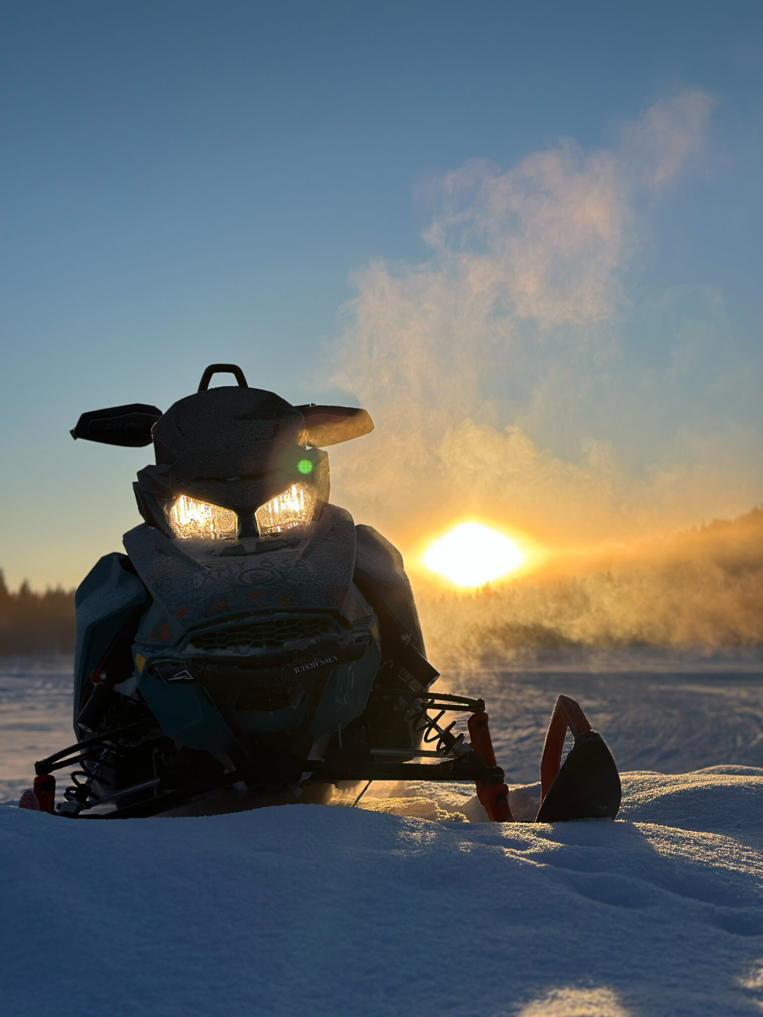 Schneemobil Skidoo Freeride 850 vor der Schneemobiltour bei Sonnenuntergang in Norrbotten schwedisch Lappland. Arvidsjaur.